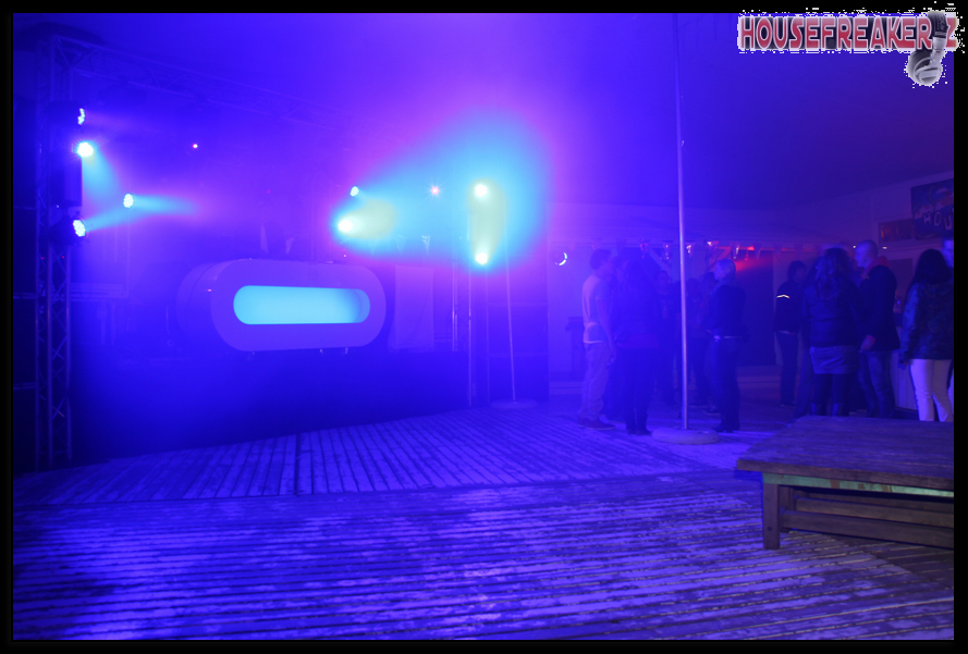 889x601 pixels (543K)